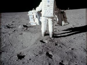 Potret Bersejarah Para Astronot Injak Permukaan Bulan