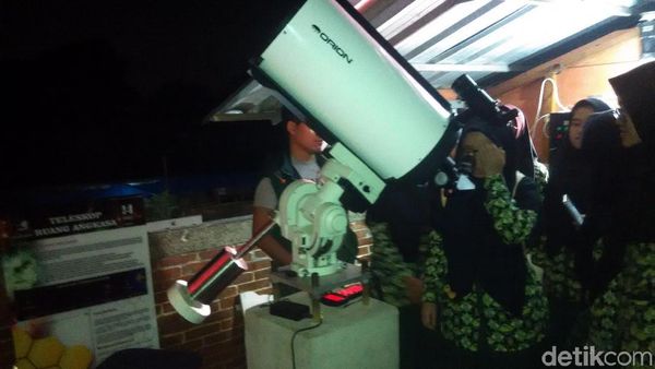 Melihat Serunya Pemantauan Gerhana Bulan di Imah Noong Lembang