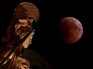 Cantiknya Gerhana Bulan di Langit Yunani