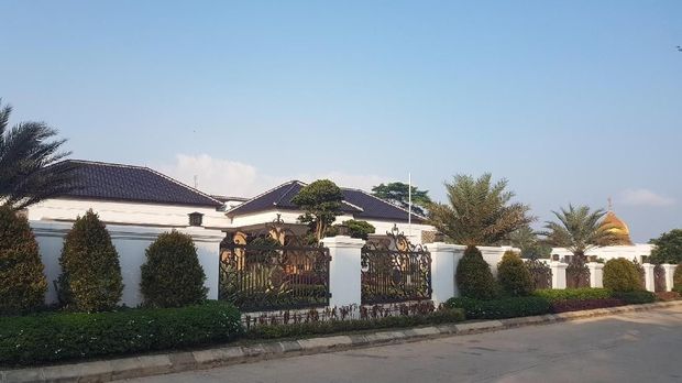 Rumah mewah Bupati Lampung Selatan Zainudin Hasan terlihat sunyi senyap.