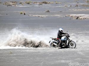 Kaldera Gunung Bromo Bisa Dilewati Kendaraan Lagi