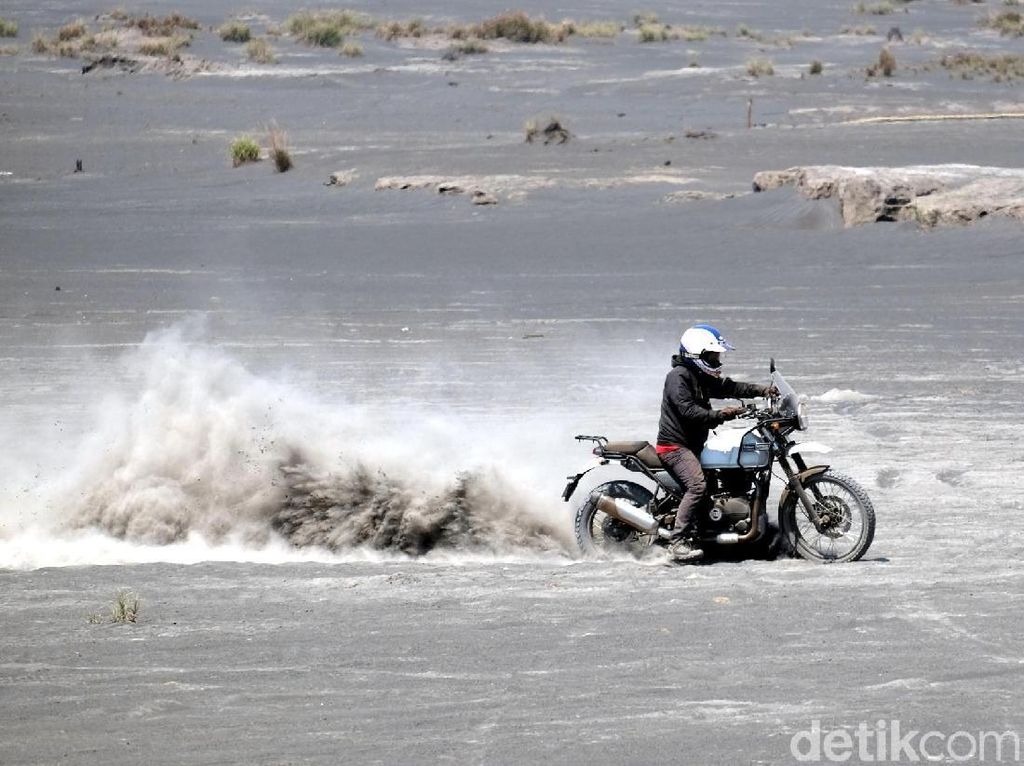 Kaldera Gunung Bromo Bisa Dilewati Kendaraan Lagi Kaldera Gunung Bromo Bisa Dilewati Kendaraan Lagi