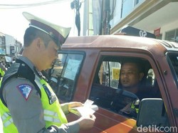 Ugal-ugalan Bawa Penumpang, Polisi Razia Sopir Tembak di Garut