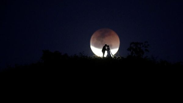 Foto Pranikah Pasangan Brasil Ini Berlatar Gerhana Bulan Total