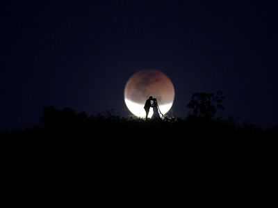 Foto Pranikah Pasangan Brasil Ini Berlatar Gerhana Bulan Total