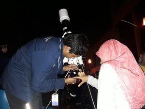Sensasi Ngintip Si Bulan Langka di TIM