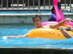 Berenang Santai di Kota Hujan