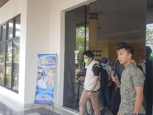 Geledah Ruang Bupati Lampung Selatan, KPK Bawa 1 Koper Dokumen Geledah Ruang Bupati Lampung Selatan, KPK Bawa 1 Koper Dokumen