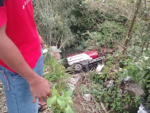 Mobil Tangki di Deli Serdang Masuk Jurang Mobil Tangki di Deli Serdang Masuk Jurang