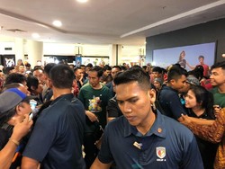 Senangnya Warga di Makassar Bisa Foto Bareng Jokowi