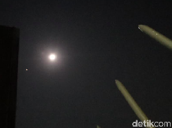 Netizen Takjub Lihat Mars di Samping Bulan Purnama