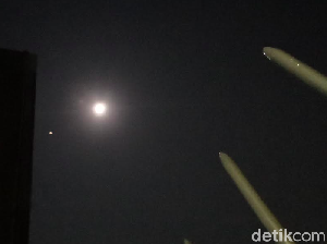 Netizen Takjub Lihat Mars di Samping Bulan Purnama Netizen Takjub Lihat Mars di Samping Bulan Purnama