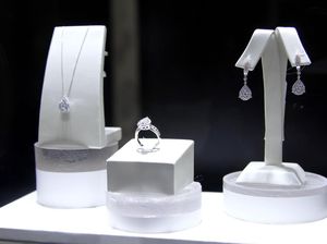 Tips Menyimpan Perhiasan Berlian Agar Tak Tergores