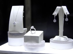 Tips Menyimpan Perhiasan Berlian Agar Tak Tergores