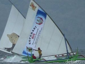 Video Puluhan Nelayan Beradu Tangkas di Laut Video Puluhan Nelayan Beradu Tangkas di Laut