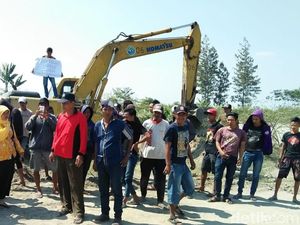 Protes Tambang Liar, Warga di Jombang Duduki Alat Berat