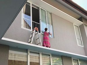 Wonder Woman! Aksi Sarwendah Bersihkan Kaca Jendela ini Banjir Pujian