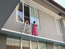 Wonder Woman! Aksi Sarwendah Bersihkan Kaca Jendela ini Banjir Pujian