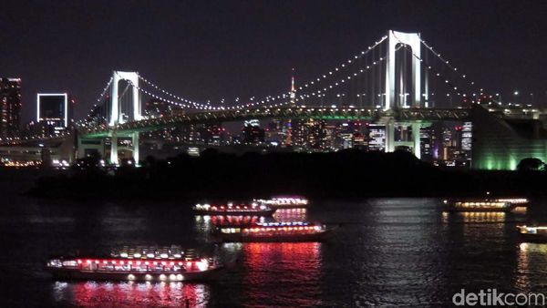 Megahnya Jembatan Terpanjang di Tokyo pada Malam Hari