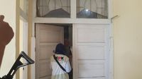 Foto: KPK Geledah-Bawa 1 Koper dari Ruangan DPRD Lampung Selatan
