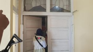 Foto: KPK Geledah-Bawa 1 Koper dari Ruangan DPRD Lampung Selatan