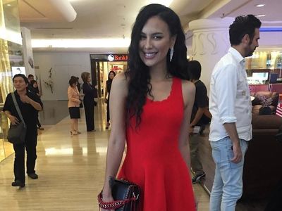 Hot in Red! Seksinya Sophia Latjuba Bergaun Merah