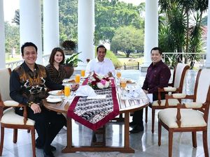 Jokowi Jamu Ketum PSI-PKPI-Perindo dengan Soto hingga Rempeyek Jokowi Jamu Ketum PSI-PKPI-Perindo dengan Soto hingga Rempeyek