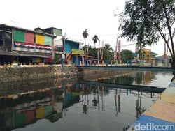 Kata Warga Soal Kali Item Usai Ditaburi Serbuk Penghilang Bau