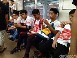 Puluhan Anak Ikut Lomba Rubik di Atas KRL