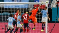 Kiper City Claudio Bravo beraksi menepis bola menyusul sebuah sepak pojok buat Bayern. (Foto: Michael Reaves/Getty Images)