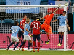Kiper City Claudio Bravo beraksi menepis bola menyusul sebuah sepak pojok buat Bayern. (Foto: Michael Reaves/Getty Images)