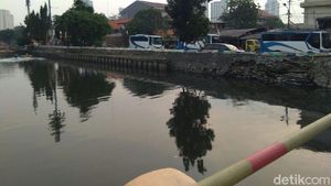 Begini Kondisi Kali Item Setelah Ditaburi Serbuk Penghilang Bau