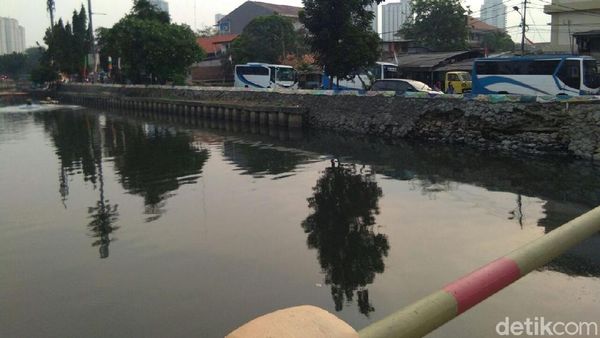 Begini Kondisi Kali Item Setelah Ditaburi Serbuk Penghilang Bau