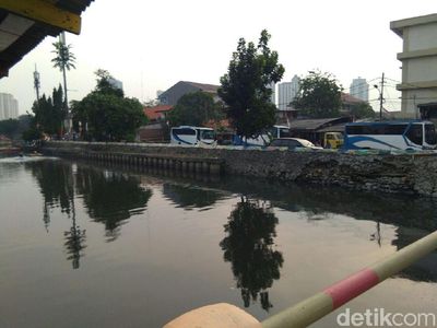 Begini Kondisi Kali Item Setelah Ditaburi Serbuk Penghilang Bau