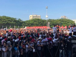 Usai Finis Jalan Sehat, Jokowi Bagikan Kaos ke Warga