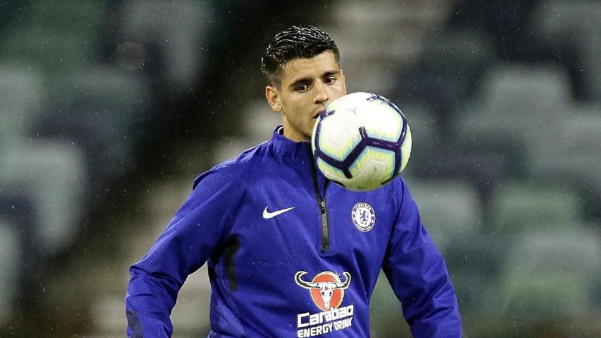 Alvaro Morata didekati Sevilla. Foto: Will Russell/Getty Images