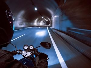 Berkendara di Malam Hari Bisa Lebih Tenang dengan Motor Ini