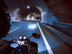 Berkendara di Malam Hari Bisa Lebih Tenang dengan Motor Ini