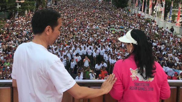 Lautan Massa yang Ikut Jalan Sehat Bareng Jokowi di Makassar