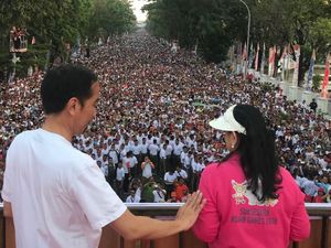 Lautan Massa yang Ikut Jalan Sehat Bareng Jokowi di Makassar Lautan Massa yang Ikut Jalan Sehat Bareng Jokowi di Makassar