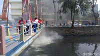 Ini Serbuk Penghilang Bau di Kali Item