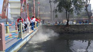 Ini Serbuk Penghilang Bau di Kali Item