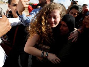 Tangis Haru Sambut Bebasnya ABG Penampar Tentara Israel