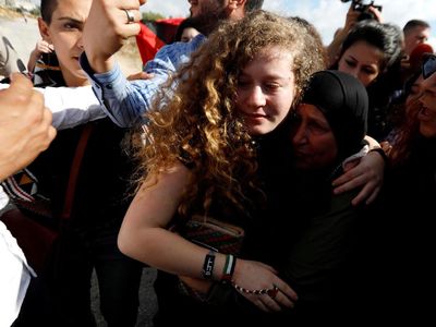 Tangis Haru Sambut Bebasnya ABG Penampar Tentara Israel