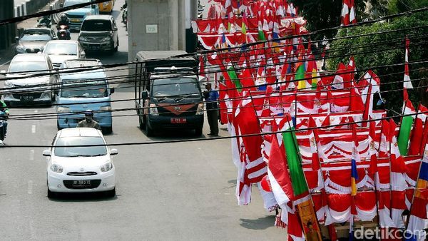 Pedagang Bendera Merah Putih Menjamur di Matraman