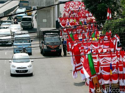 Pedagang Bendera Merah Putih Menjamur di Matraman