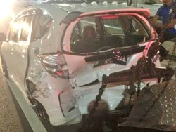 Tiga Mobil Remuk Akibat Kecelakaan di Tol Pejompongan Jakbar