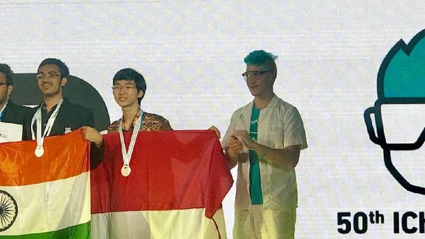 Ong Christoper Ivan Wijaya, siswa SMA Kristen YSKI Semarang meraih medali emas dalam Olimpiade Kimia Internasional ke-50 di Praha, Ceko Sabtu (28/7).