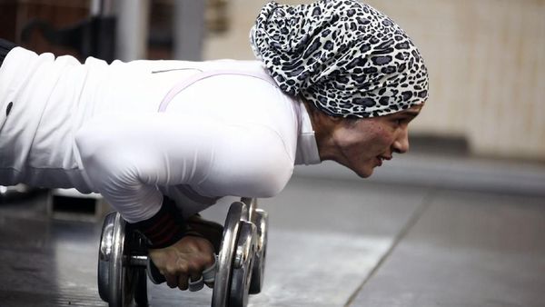 Kenalkan Kholoud Essam, Perempuan Besi Berhijab dari Mesir