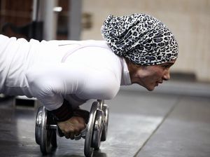 Kenalkan Kholoud Essam, Perempuan Besi Berhijab dari Mesir